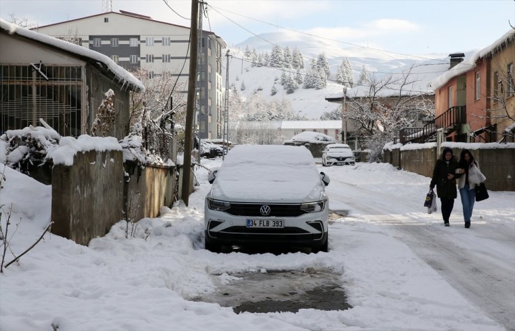 Bitlis'te kar nedeniyle 77 yerleşim yerine ulaşım sağlanamıyor