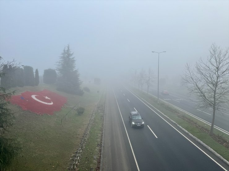 Sisin görüş mesafesini düşürdüğü Anadolu Otoyolu'nda ulaşım yavaşladı