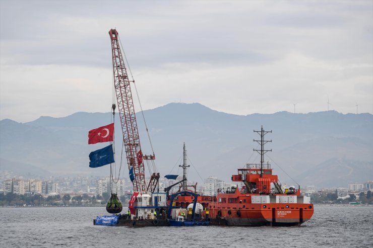 İzmir Körfezi'nde dip tarama ve çamur çıkarma çalışması başlatıldı