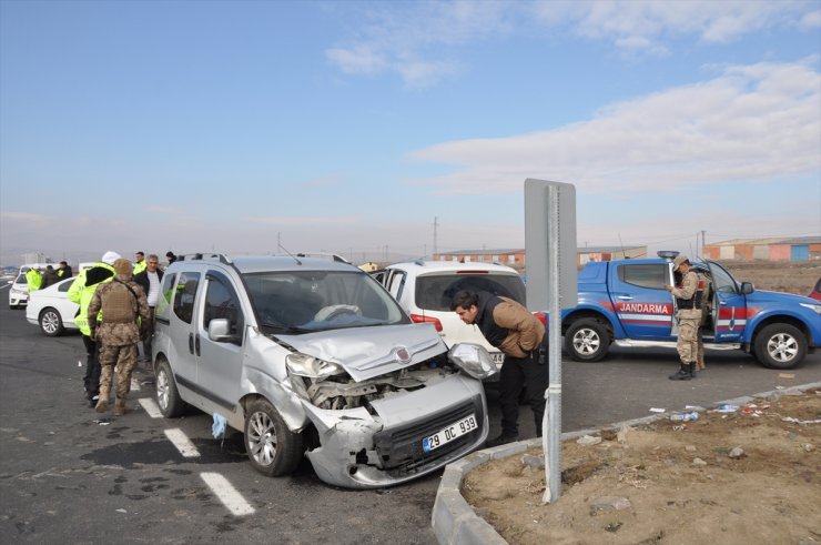 Kars'ta hafif ticari araç ile otomobil çarpıştı, 1'i çocuk 4 kişi yaralandı