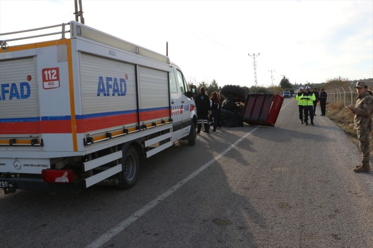 Kilis'te devrilen traktörün sürücüsü hayatını kaybetti