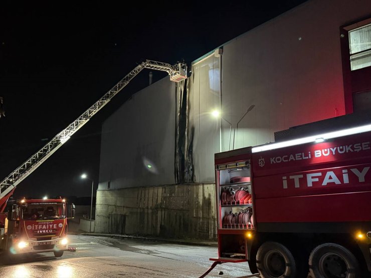 Kocaeli'de geri dönüşüm fabrikasında çıkan yangın söndürüldü