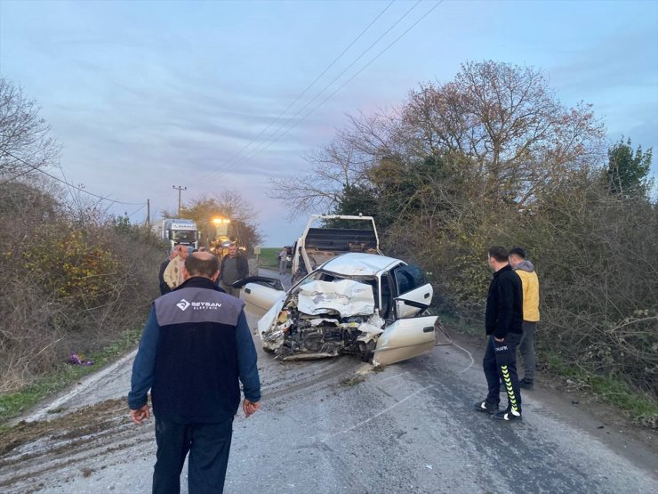 Sakarya'da kamyonla çarpışan otomobildeki anne ve oğlu öldü