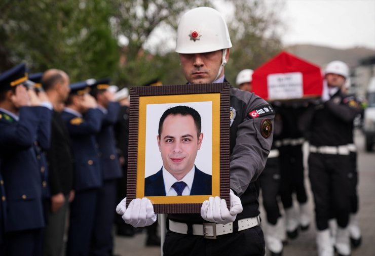 Şehit polis memuru Mehmet Tozun, İzmir'de son yolculuğuna uğurlandı