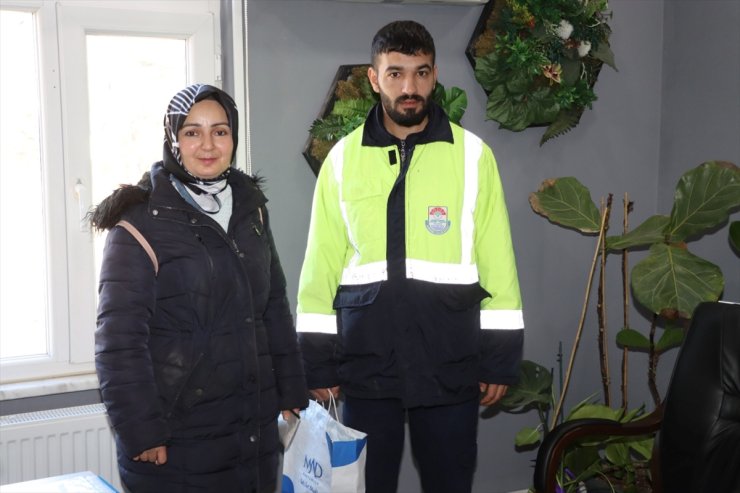 Yalova'da temizlik işçisinin sokakta bulduğu cüzdan sahibine ulaştırıldı