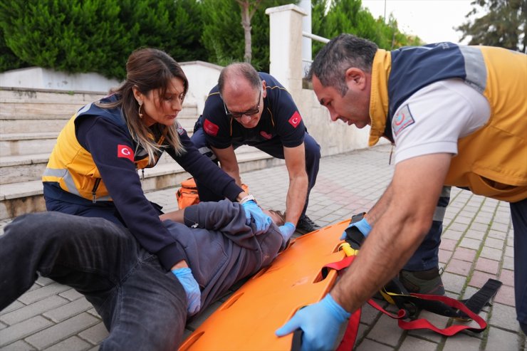 Acil sağlık ekibinde görevli doktor, 26 yıldır zamanla yarışıp hayat kurtarıyor