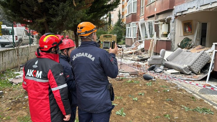 GÜNCELLEME 4 - Beylikdüzü'nde bir binadaki doğal gaz patlamasında 1 kişi öldü, 3 kişi yaralandı