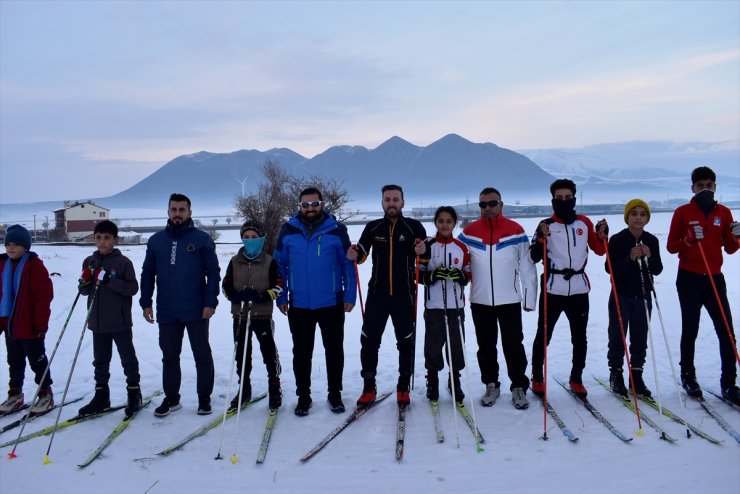 Bitlisli kayakçılar, soğuk havada yarışlara hazırlanıyor