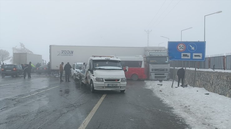 Bitlis'te 23 aracın karıştığı zincirleme trafik kazasında 31 kişi yaralandı