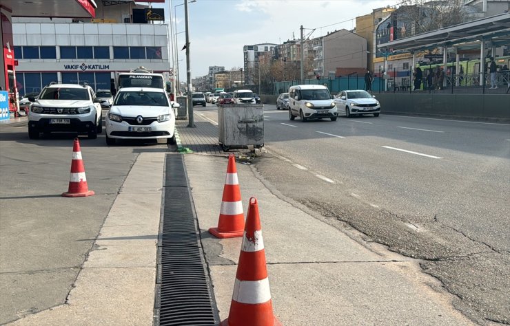 Bursa'da aracın çarpmasıyla yerinden fırlayan demir duba, polis memurunu yaraladı