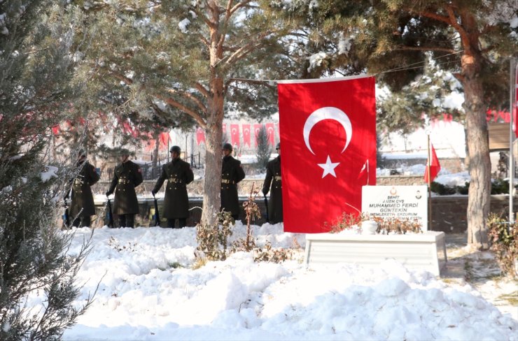 Erzurum'da 58 yıl önce yangında şehit olan 65 asker mezarları başında anıldı