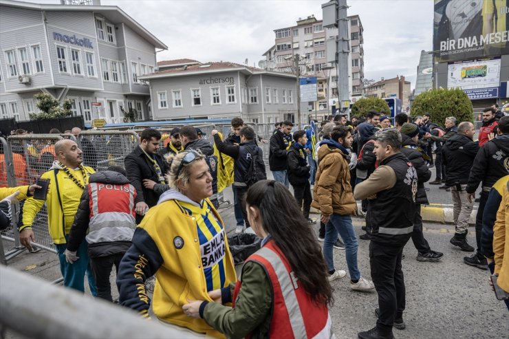 Fenerbahçeli taraftarlar, derbi için Tüpraş Stadı'na hareket etti