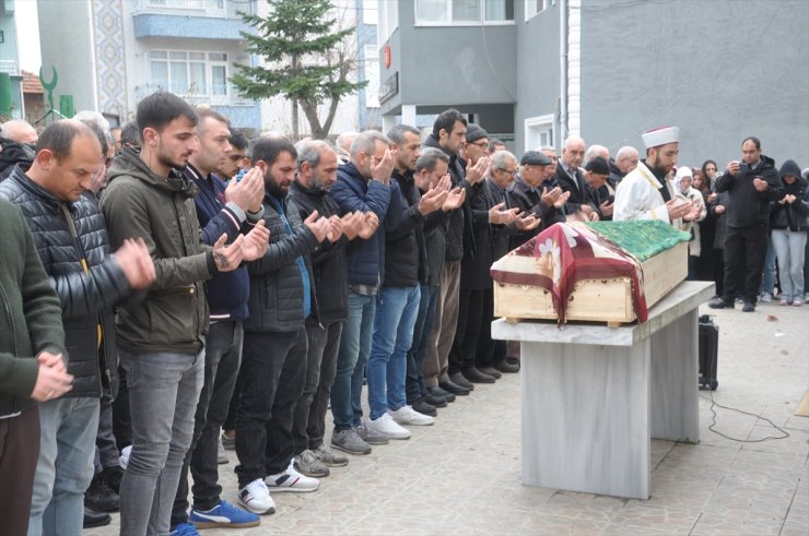 Kırklareli'nde eski eşi tarafından bıçakla öldüren kadının cenazesi toprağa verildi