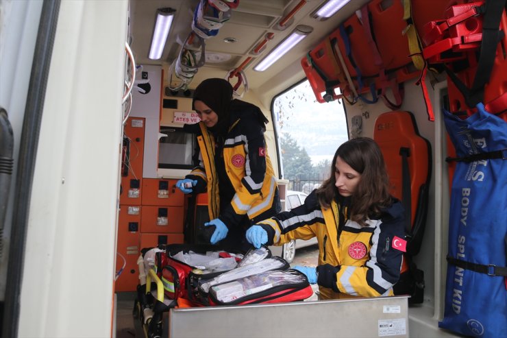 Paramedik çift, omuz omuza acil sağlık hizmeti bekleyen hastaların yardımına koşuyor