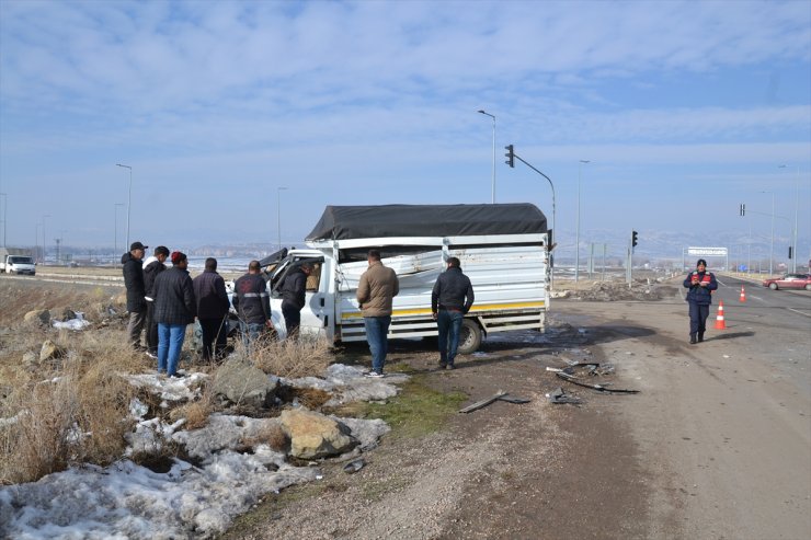 Sivas'ta tırla çarpışan kamyonetteki 3 kişi yaralandı