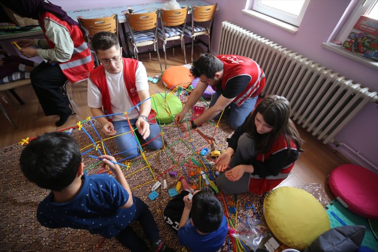 Üniversite öğrencileri dezavantajlı çocukları geleneksel oyunlarla buluşturuyor