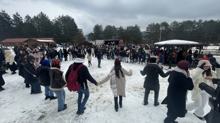 Abant'ta düzenlenen hamsi festivalinde yaklaşık 2 ton balık tüketildi