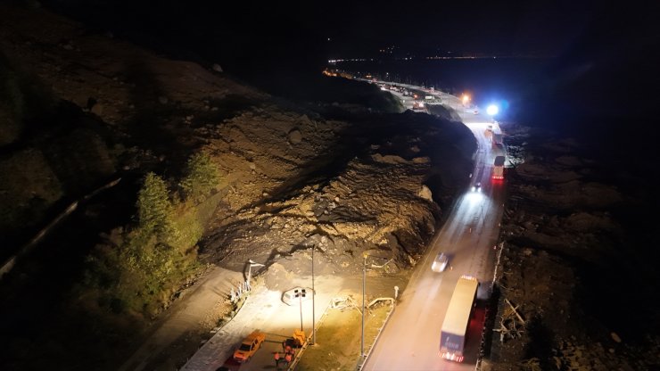 Artvin'de heyelan sonucu kapanan Karadeniz Sahil Yolu tek şeritten ulaşıma açıldı