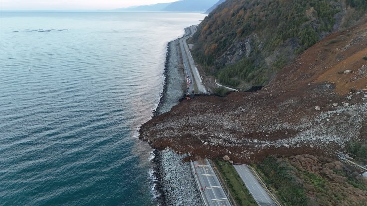 GÜNCELLEME - Artvin'de heyelan sonucu Karadeniz Sahil Yolu ulaşıma kapandı