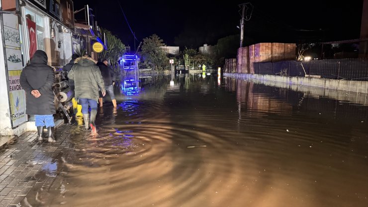 Bodrum'da kuvvetli sağanak nedeniyle evleri su bastı