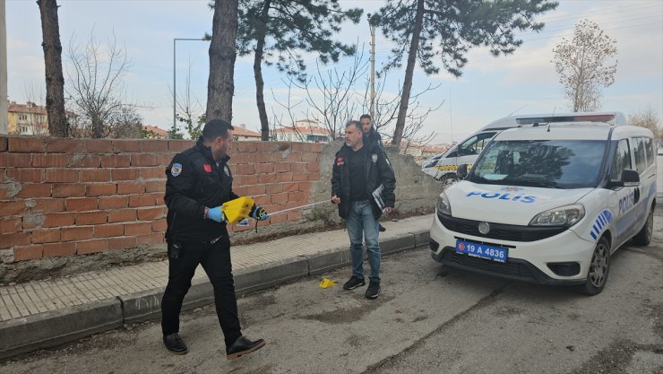 Çorum'da çıkan silahlı kavgada biri yoldan geçen vatandaş 2 kişi yaralandı