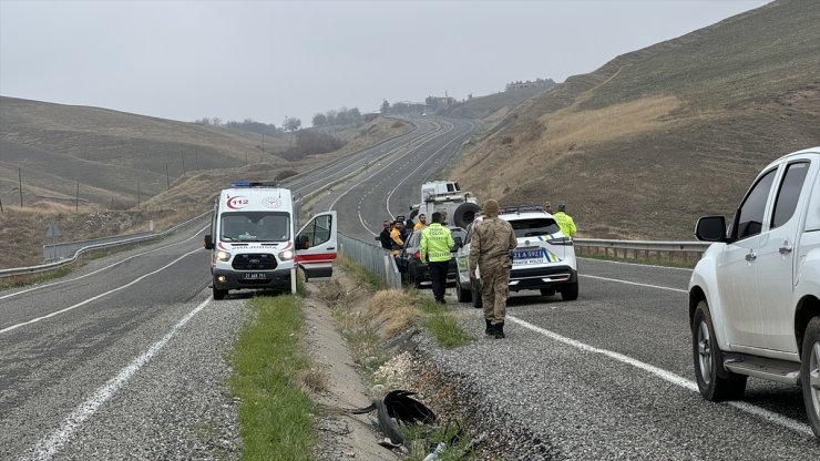 Diyarbakır'da seyir halindeki tırdan fırlayan lastiğin çarptığı otomobildeki yolcu öldü