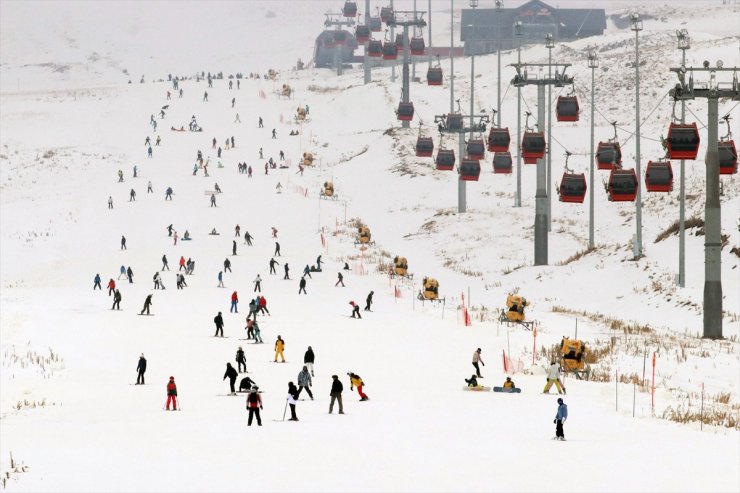 Erciyes'te pistler kayakseverlerle doldu