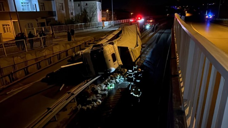 Kocaeli'de devrilen tır ulaşımı aksattı