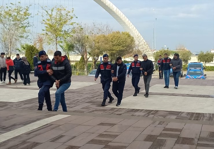 Manisa'da belgede sahtecilik ve vergi kaçakçılığı yaptıkları iddia edilen 7 kişi yakalandı