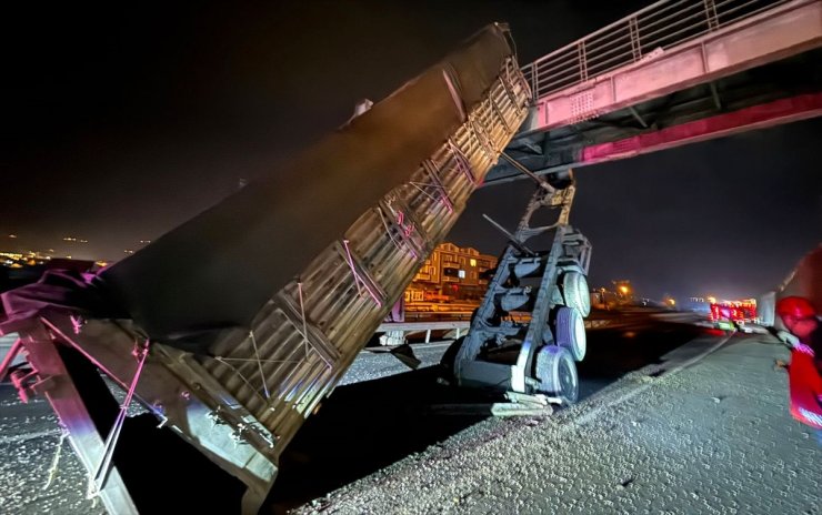 Sakarya'da seyir halindeki tırın açılan damperi üst geçitte asılı kaldı