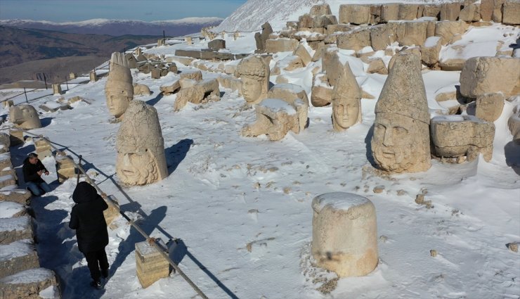 Turizm sezonunun sonuna yaklaşılan Nemrut Dağı yaklaşık 165 bin turisti ağırladı