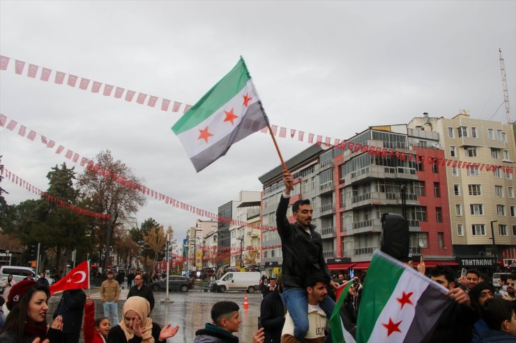 Uşak, Manisa ve Konya'daki Suriyeliler, Baas rejiminin devrilmesini kutladı