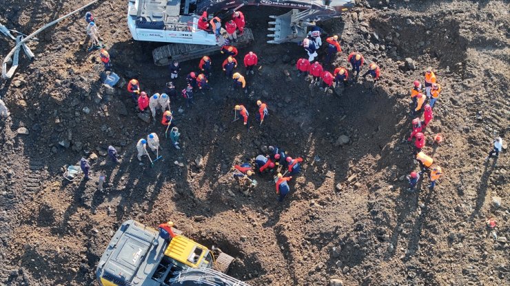 GÜNCELLEME - Artvin'de heyelan altında kalan araçtaki 4 kişinin cansız bedenlerine ulaşıldı