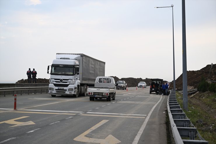 Artvin'de heyelan sonucu kapanan Karadeniz Sahil Yolu'nda çalışmalar devam ediyor