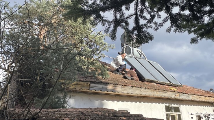 Bolu'da yaşlı adam, devrilen ağacı kesmek için çıktığı evinin çatısında ölü bulundu