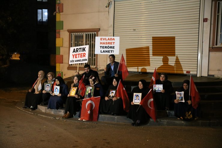 Diyarbakır anneleri evlat nöbetini gece de sürdürme kararı aldı