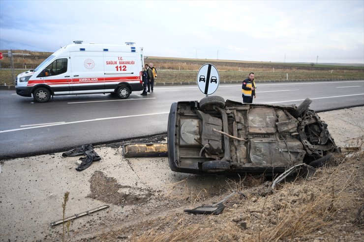 Edirne'de devrilen otomobildeki 3 kişi yaralandı