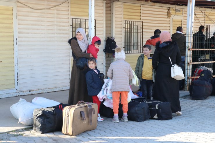 Esed rejiminin devrilmesinin ardından Türkiye'deki Suriyeliler ülkelerine dönüyor