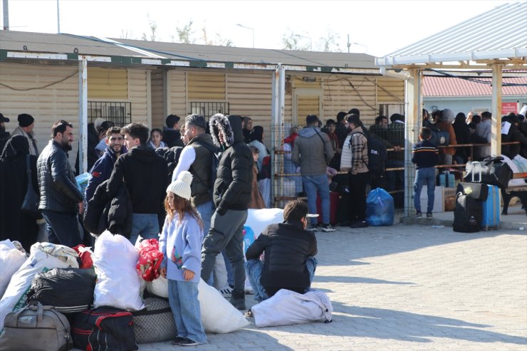 Esed rejiminin devrilmesinin ardından Türkiye'deki Suriyeliler ülkelerine dönüyor