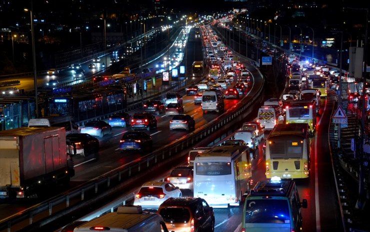 İstanbul'da haftanın ilk iş gününde trafik yoğunluğu yaşanıyor