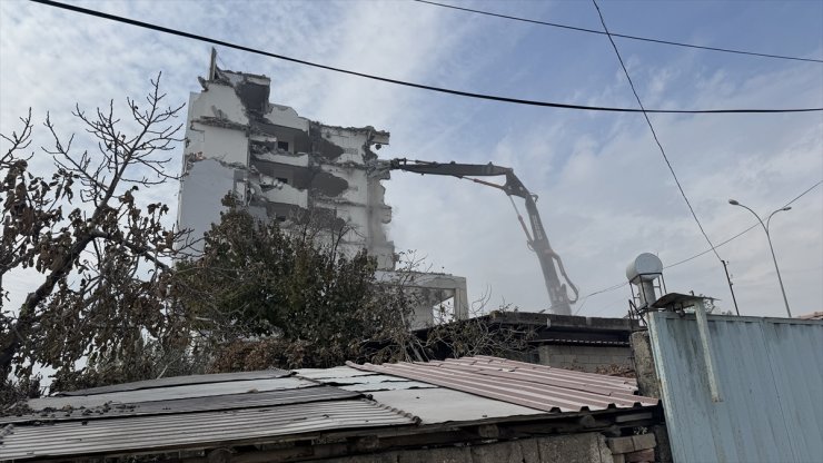 Kahramanmaraş'ta ağır hasarlı binaların yıkımı devam ediyor