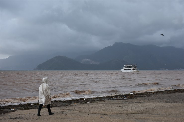 Marmaris'te sağanak etkili oldu