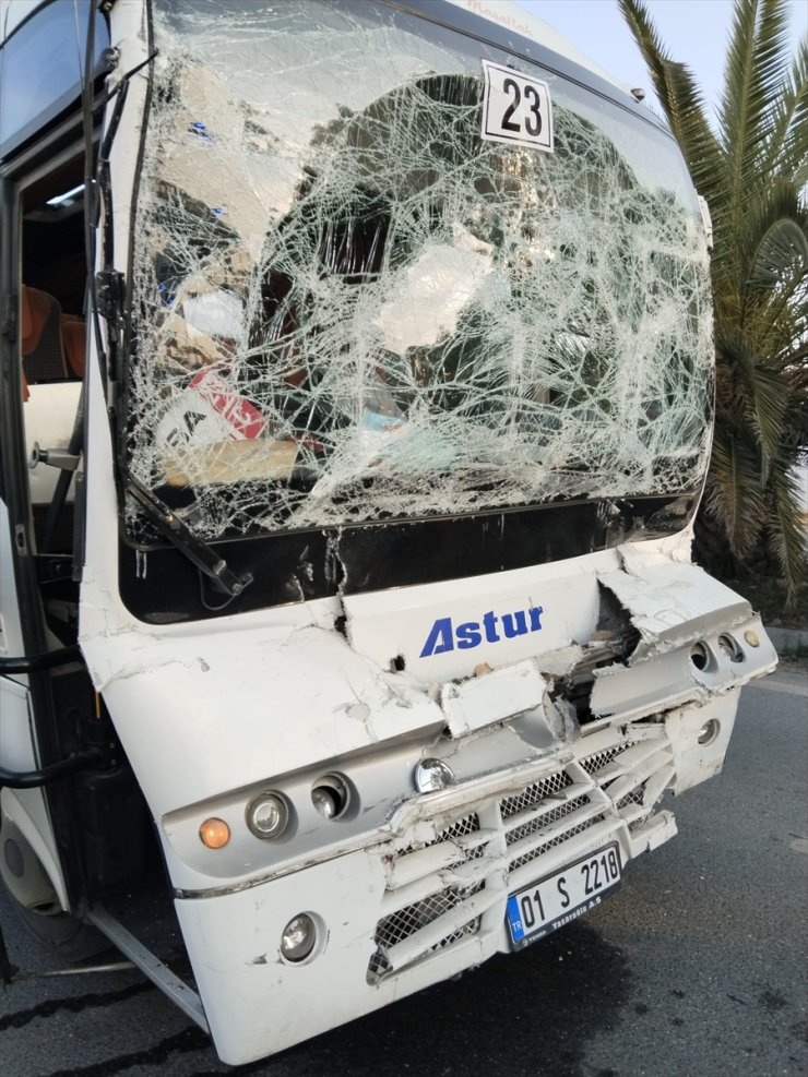 Adana'da 5 aracın karıştığı zincirleme trafik kazasında 13 kişi yaralandı