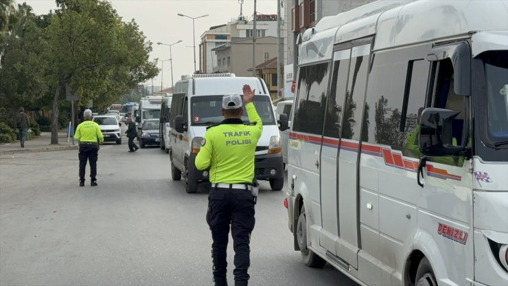 Adana'da gereksiz korna çalan 19 sürücüye para cezası kesildi