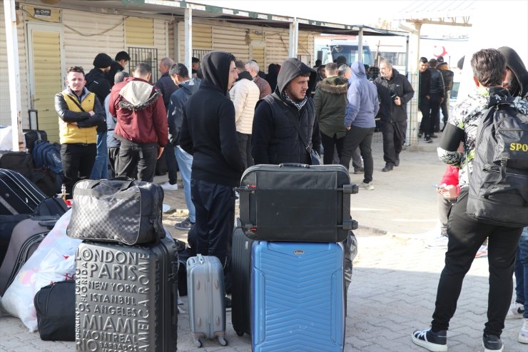 Esed rejiminin devrilmesinin ardından Türkiye'deki Suriyelilerin ülkelerine dönüşü sürüyor