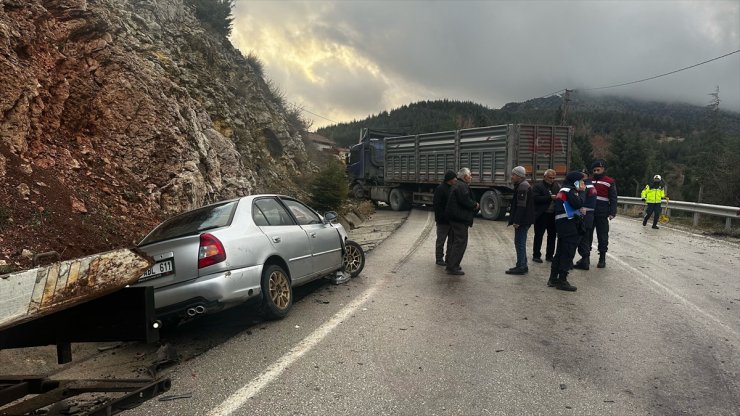 Isparta'da otomobil ile tırın çarpıştığı kazada 3 kişi yaralandı