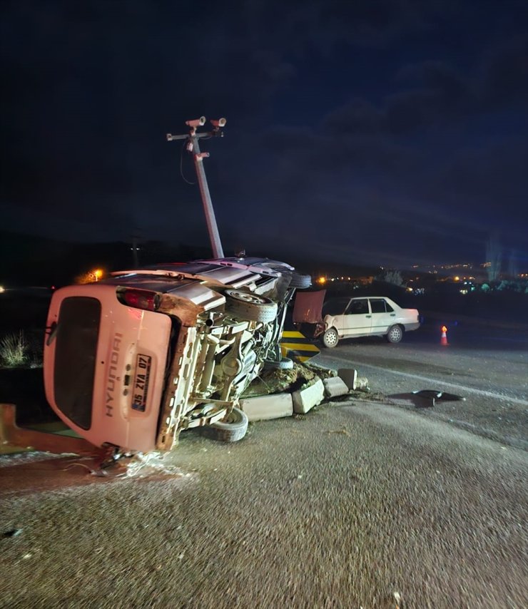 İzmir'de otomobille panelvanın çarpışması sonucu 6 kişi yaralandı