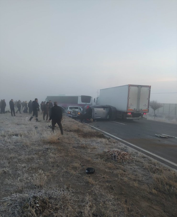 GÜNCELLEME - Van'da iki ayrı zincirleme trafik kazasında 2 kişi öldü, 15 kişi yaralandı