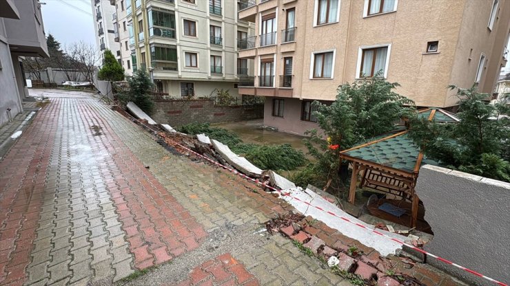 Çekmeköy'de apartmanın bahçesinin istinat duvarı yıkıldı