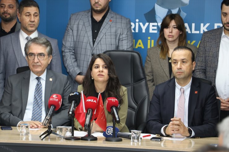 CHP'li Karatepe ve Demir, Adana'da basın mensuplarıyla buluştu